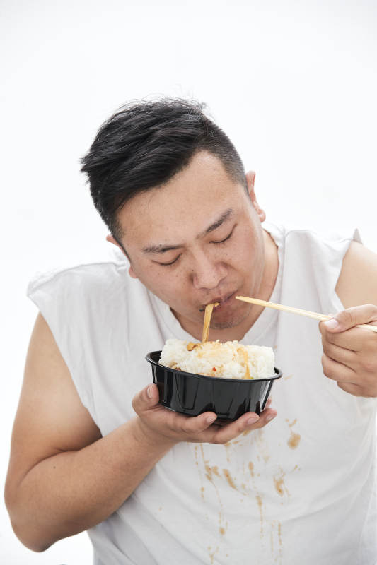 大吃特吃各种食物的肥胖亚洲男子