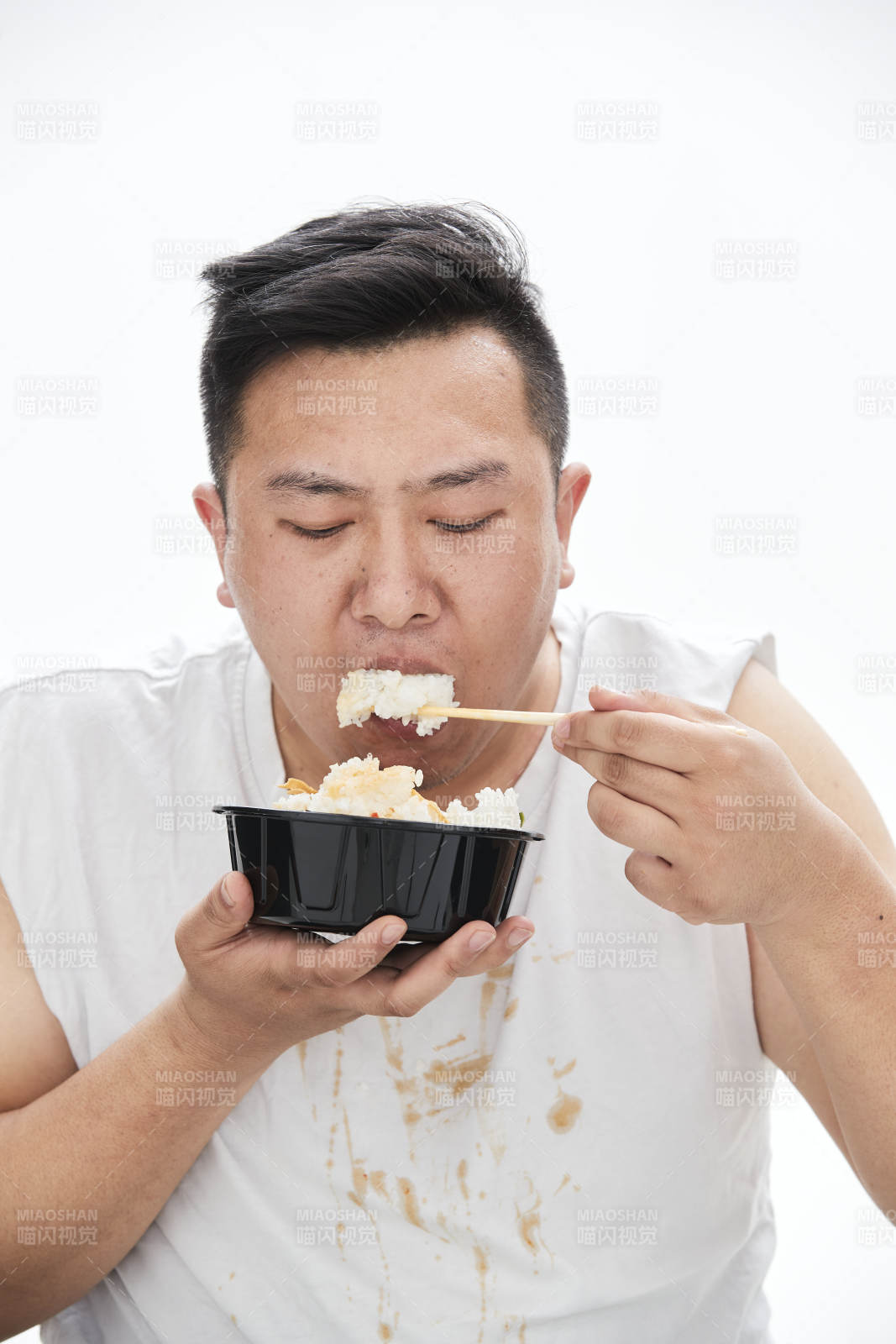 大吃特吃各种食物的肥胖亚洲男子