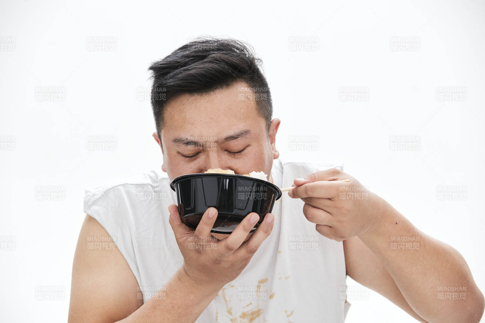 大吃特吃各种食物的肥胖亚洲男子