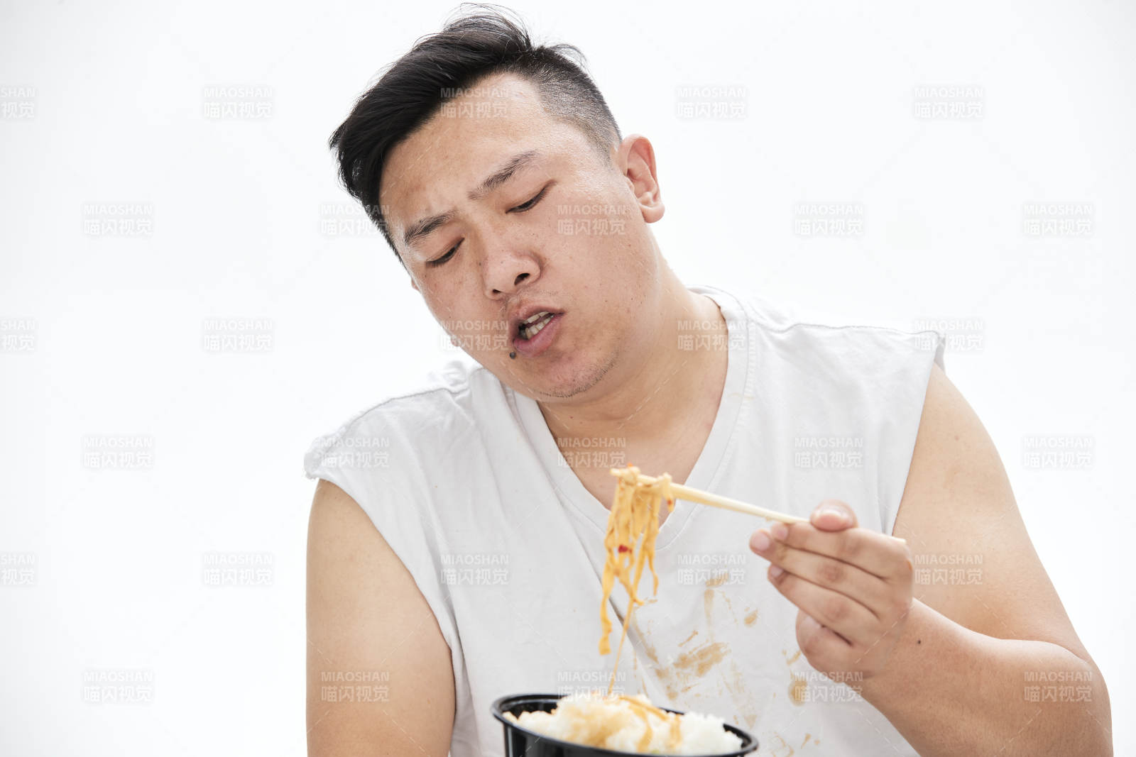 大吃特吃各种食物的肥胖亚洲男子