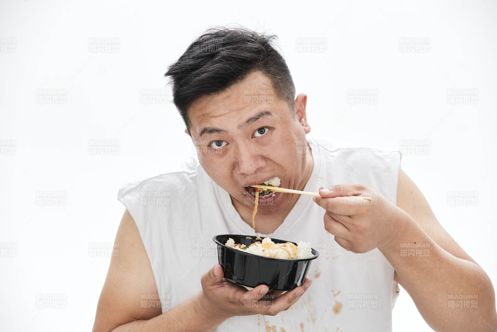 大吃特吃各种食物的肥胖亚洲男子