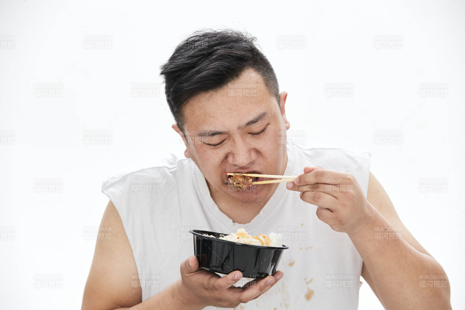 大吃特吃各种食物的肥胖亚洲男子