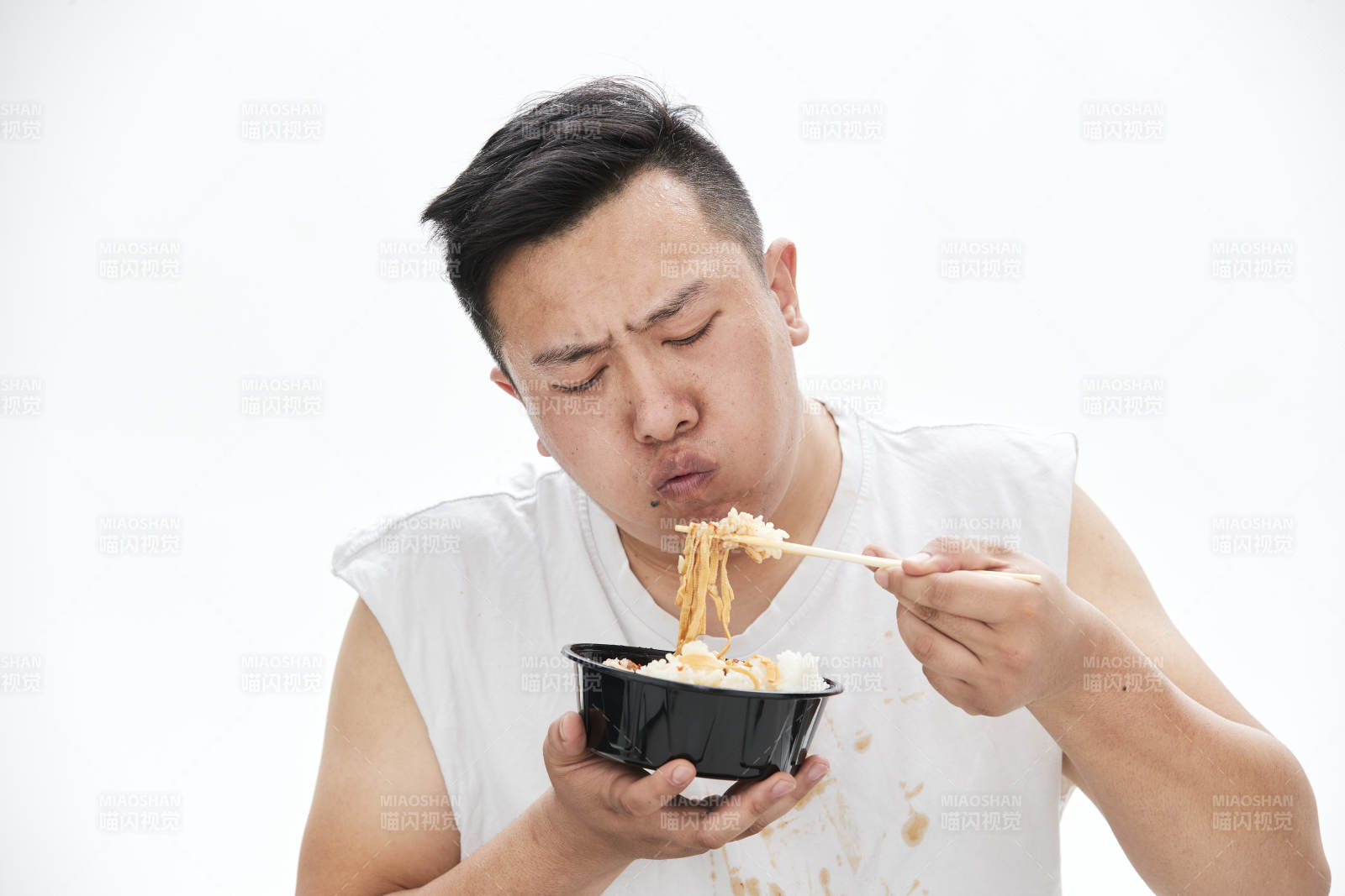 大吃特吃各种食物的肥胖亚洲男子