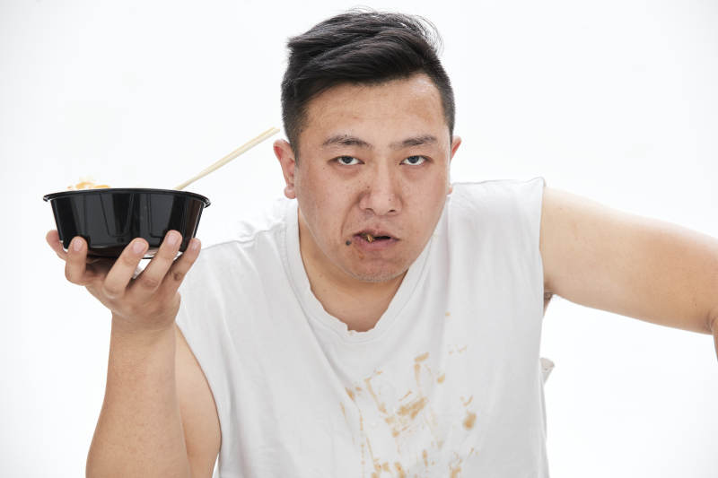 大吃特吃各种食物的肥胖亚洲男子