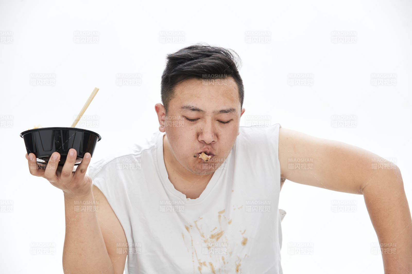 大吃特吃各種食物的肥胖亞洲男子