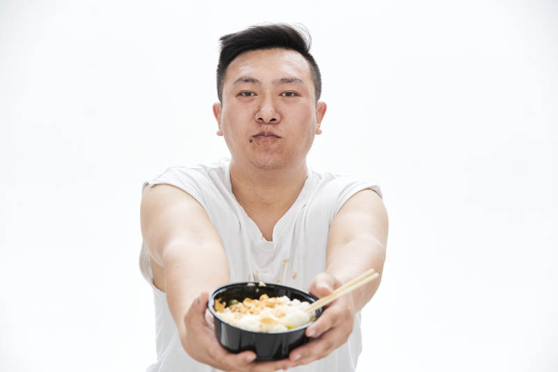 大吃特吃各种食物的肥胖亚洲男子