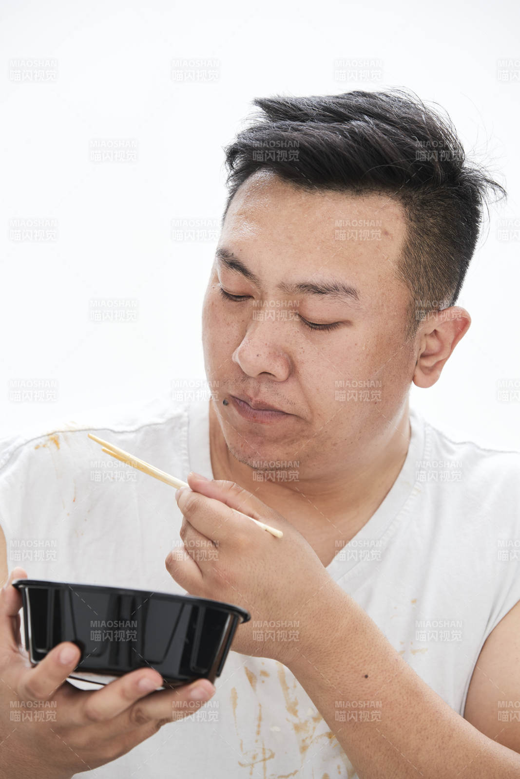 大吃特吃各种食物的肥胖亚洲男子