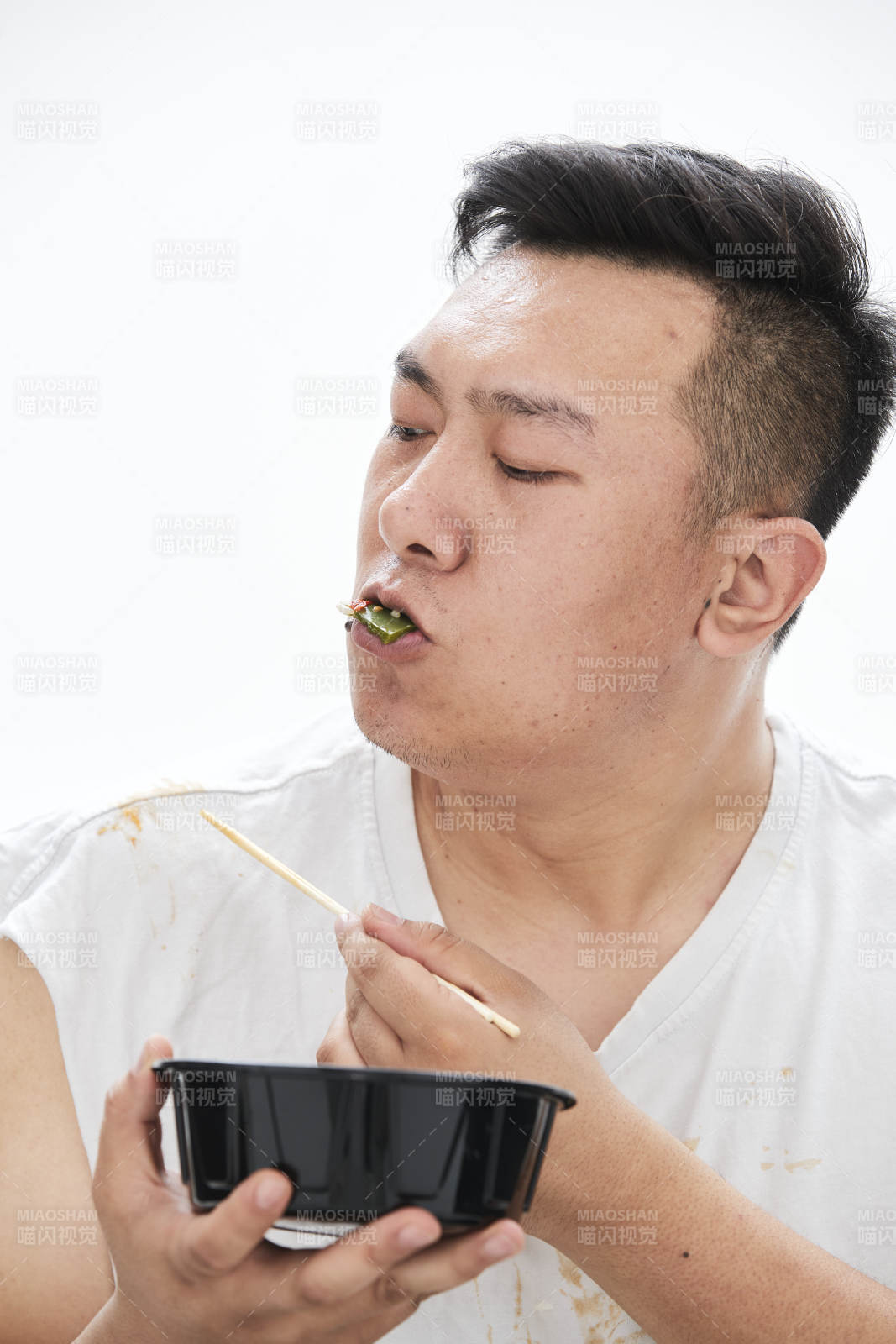 大吃特吃各种食物的肥胖亚洲男子