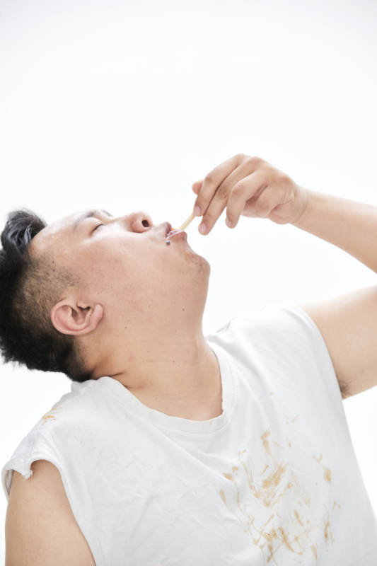 大吃特吃各种食物的肥胖亚洲男子