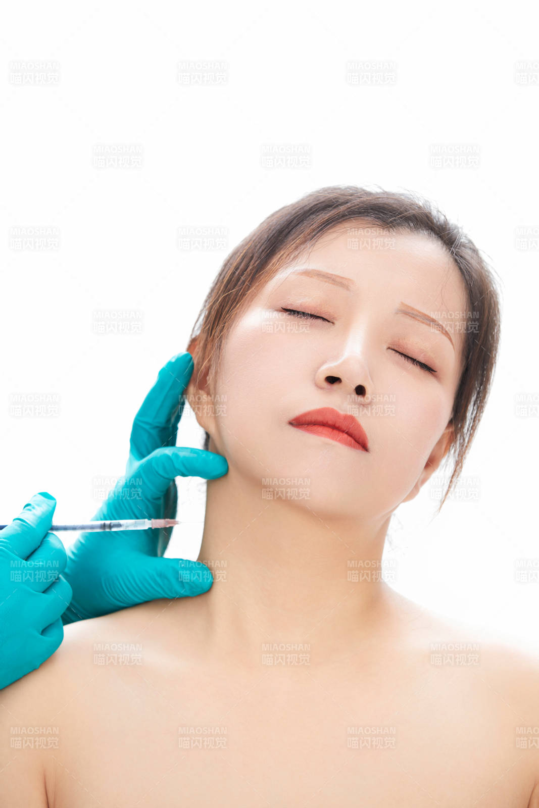 做面部注射整形的亞洲女士