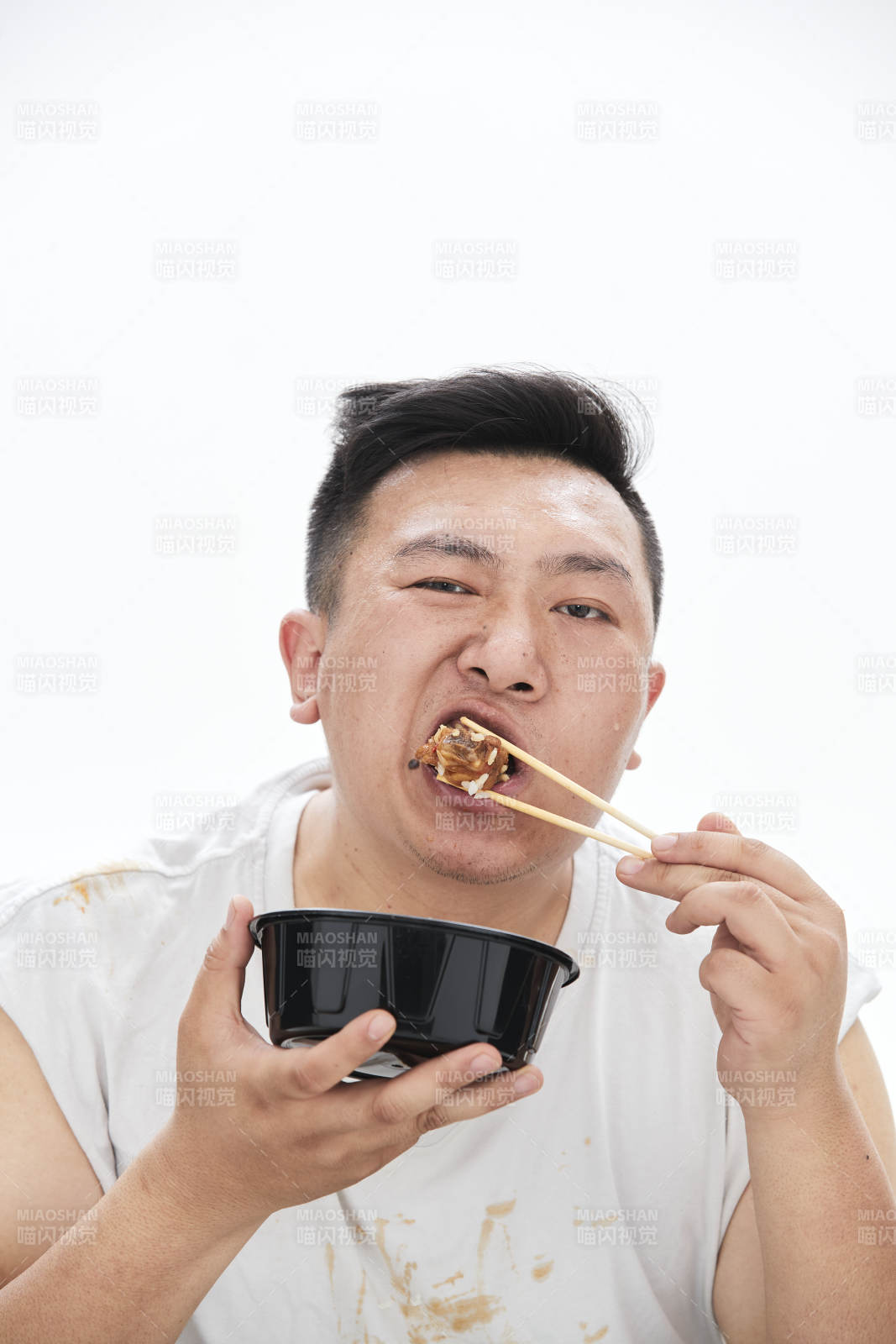 大吃特吃各种食物的肥胖亚洲男子