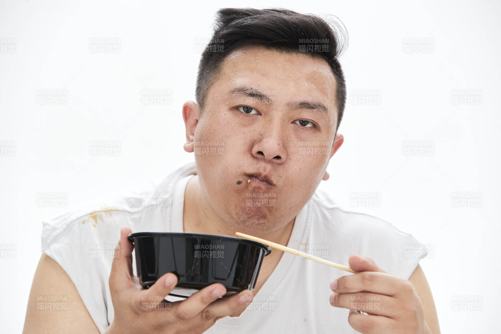 大吃特吃各种食物的肥胖亚洲男子