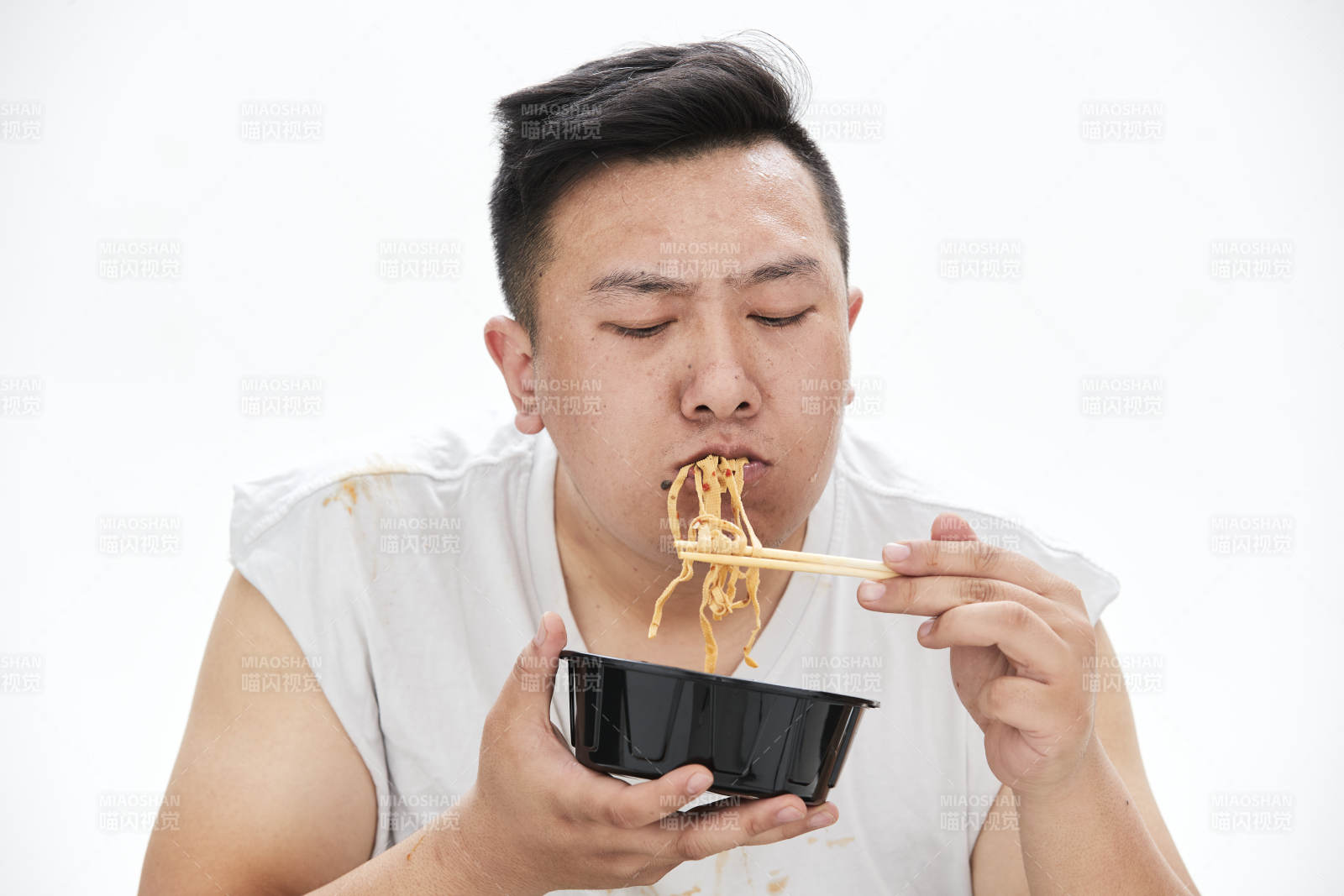 大吃特吃各种食物的肥胖亚洲男子