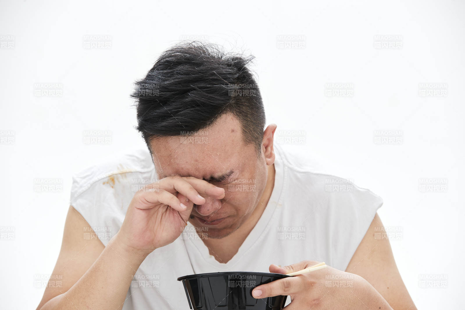 大吃特吃各种食物的肥胖亚洲男子