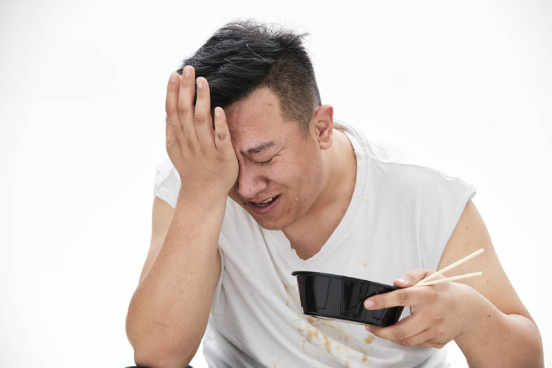 大吃特吃各种食物的肥胖亚洲男子