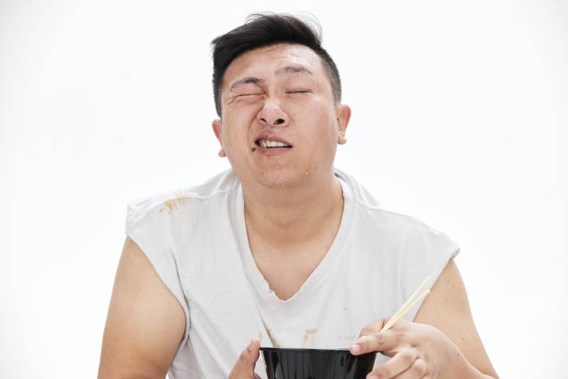 大吃特吃各种食物的肥胖亚洲男子