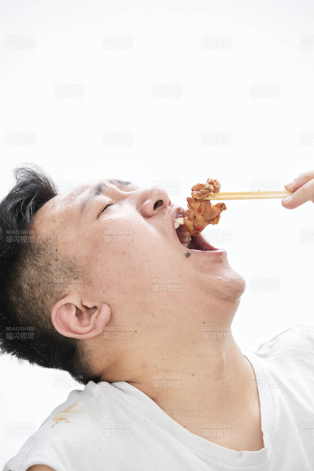 大吃特吃各种食物的肥胖亚洲男子