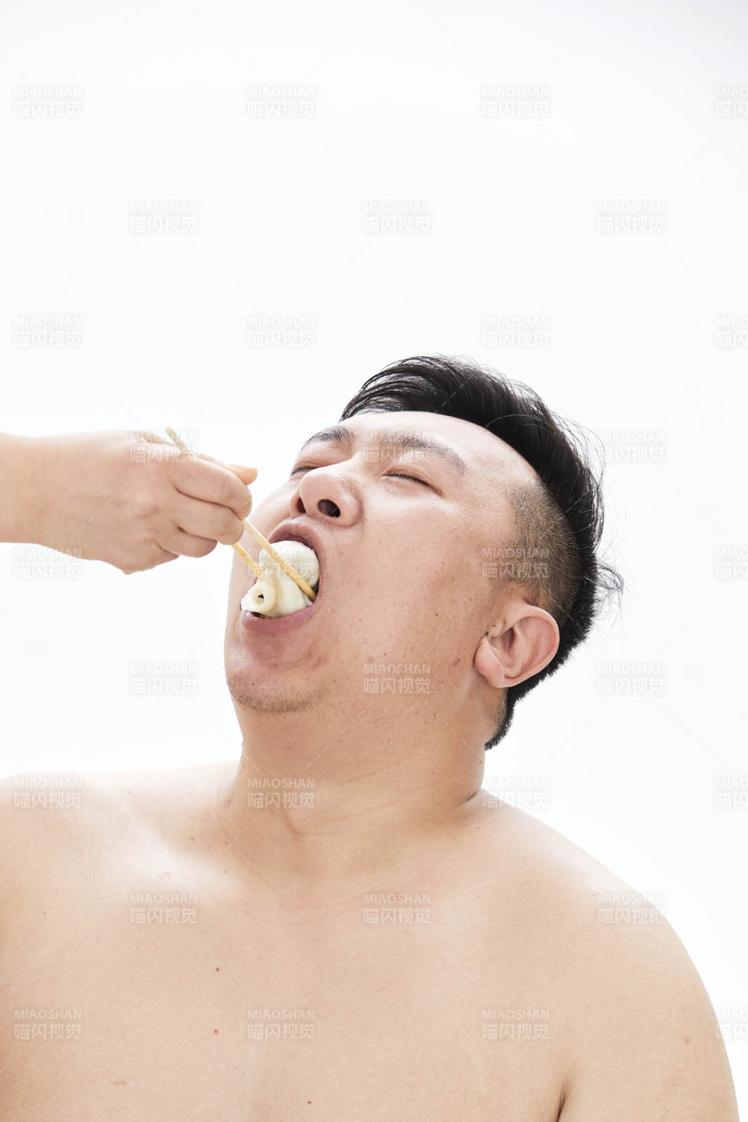 大吃特吃各种食物的肥胖亚洲男子