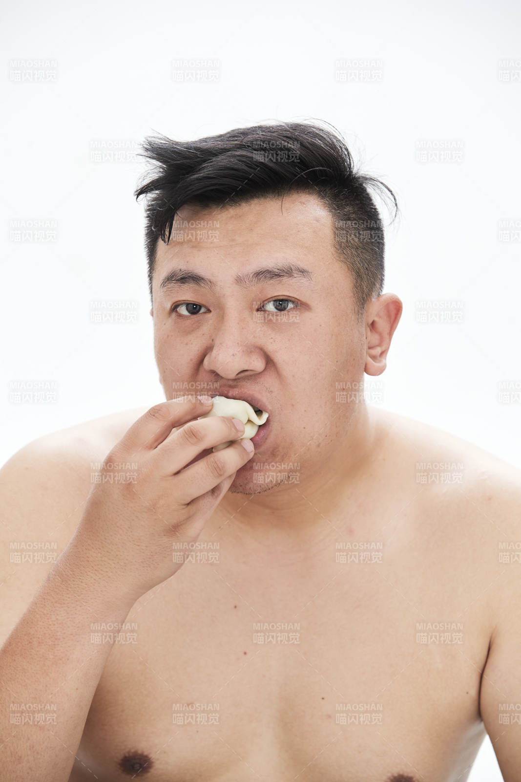 大吃特吃各种食物的肥胖亚洲男子