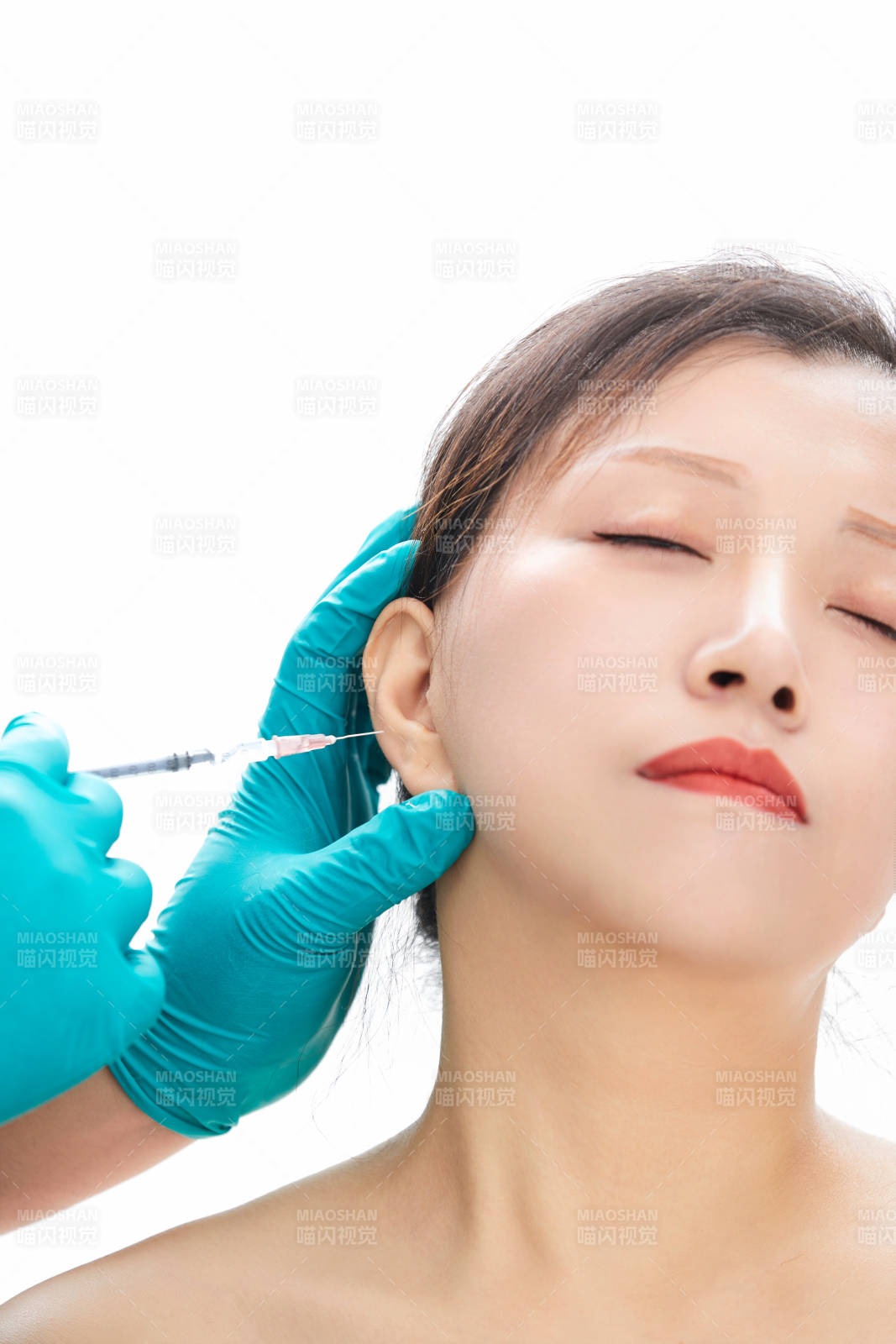 做面部注射整形的亚洲女士