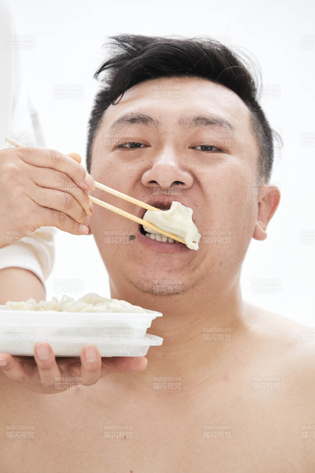 大吃特吃各种食物的肥胖亚洲男子