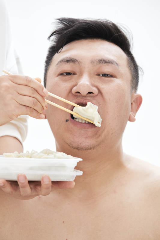 大吃特吃各种食物的肥胖亚洲男子