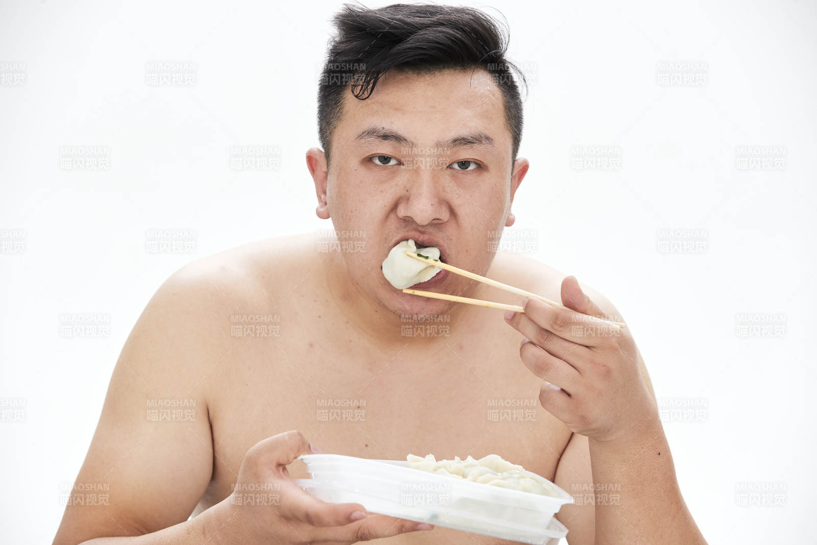 大吃特吃各种食物的肥胖亚洲男子