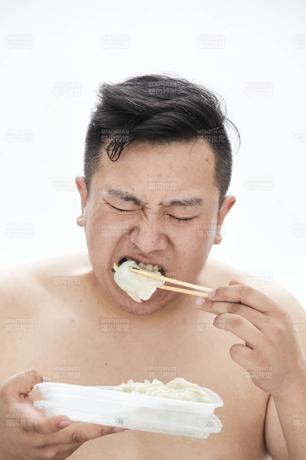 大吃特吃各种食物的肥胖亚洲男子