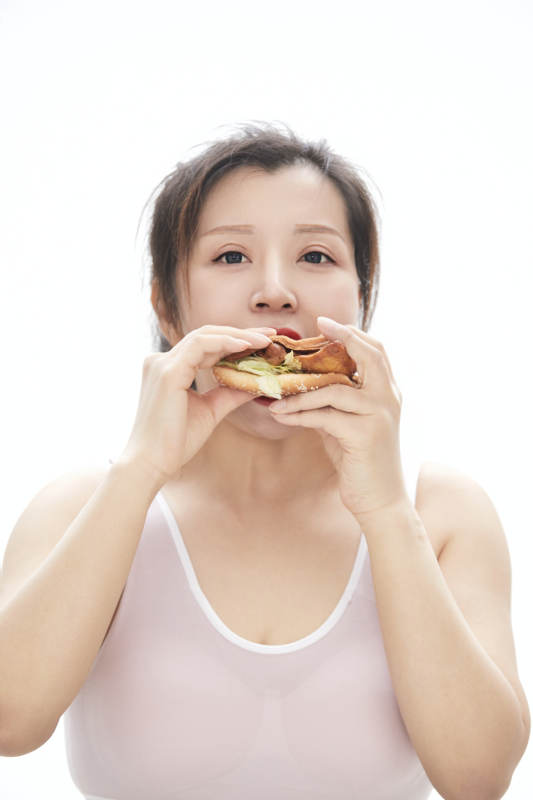 因暴饮暴食导致身材走样的亚洲女士