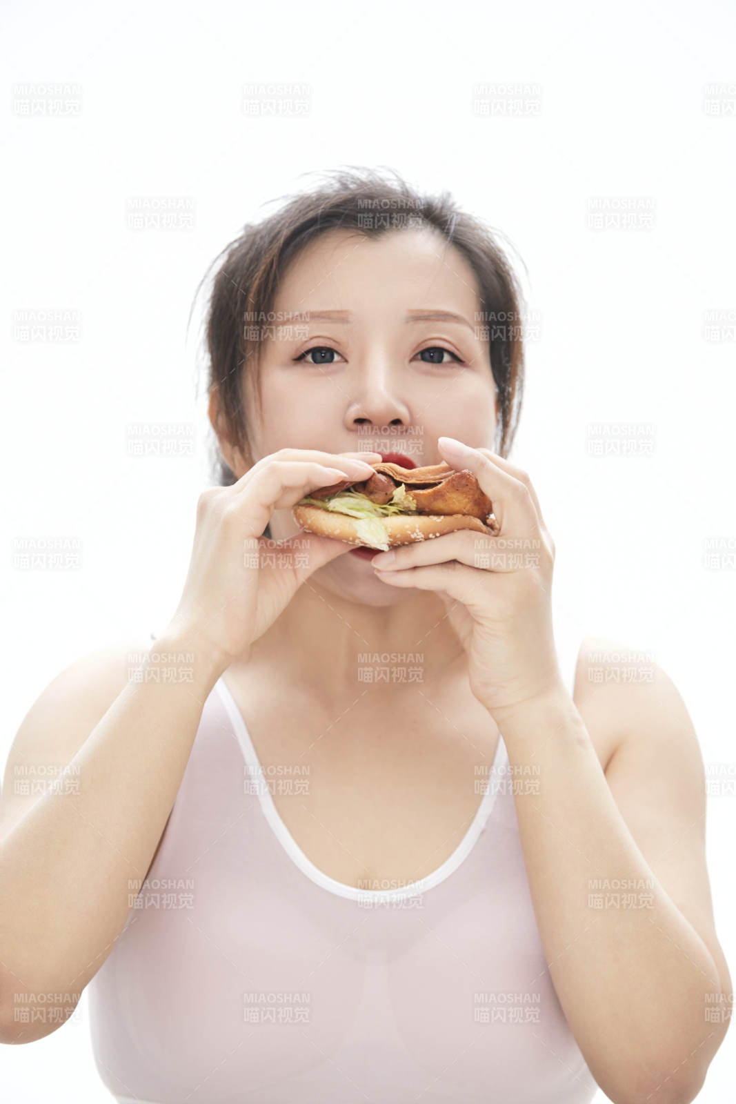 因暴饮暴食导致身材走样的亚洲女士