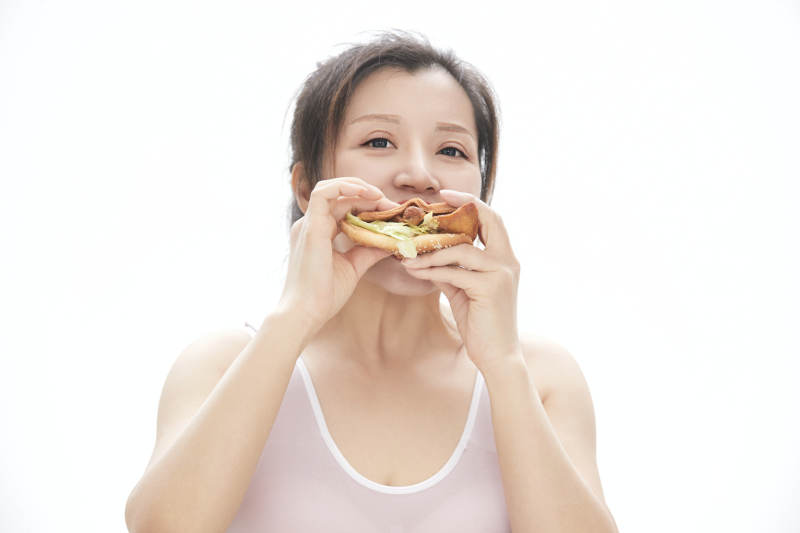 因暴饮暴食导致身材走样的亚洲女士