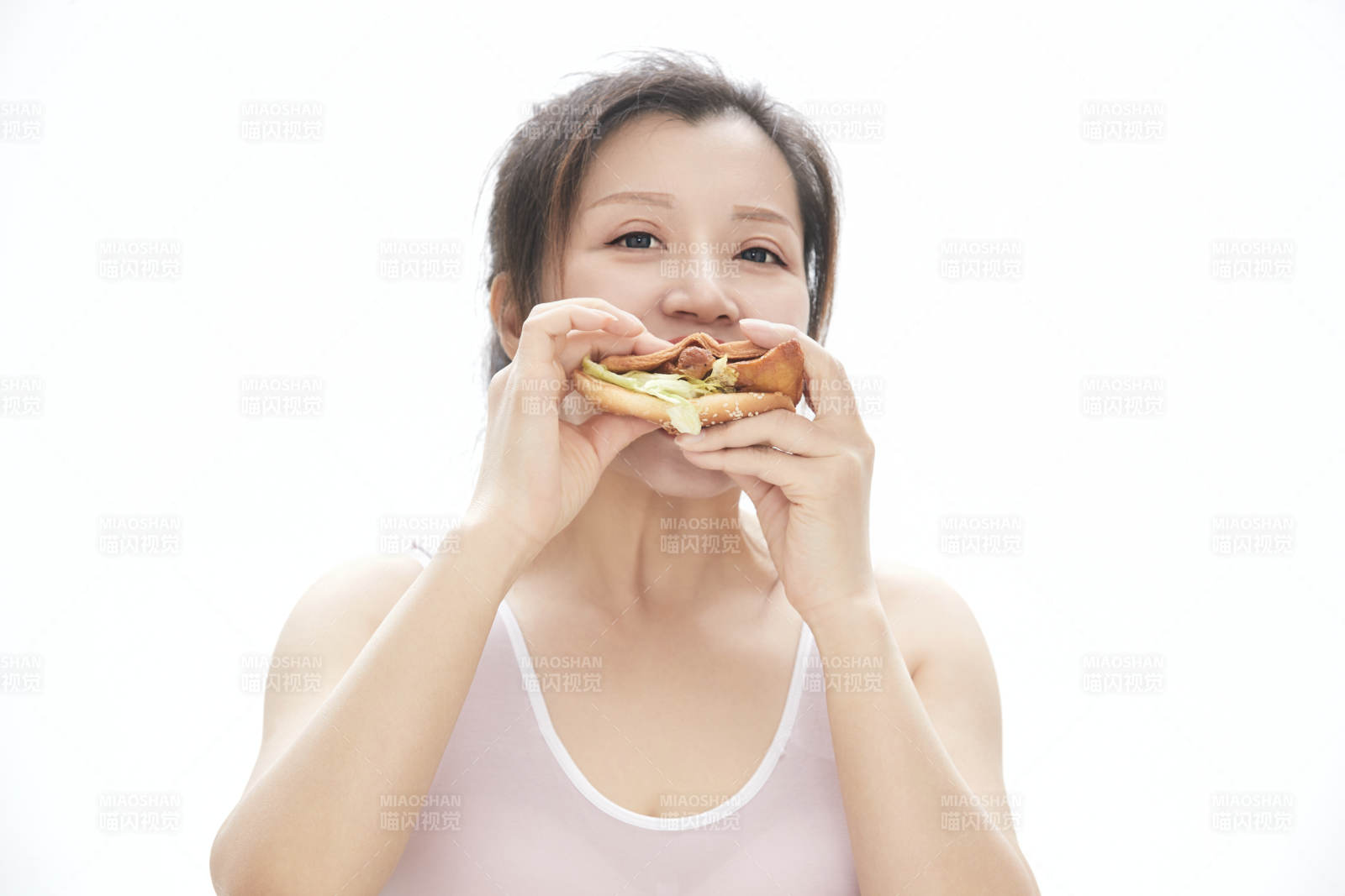 因暴饮暴食导致身材走样的亚洲女士