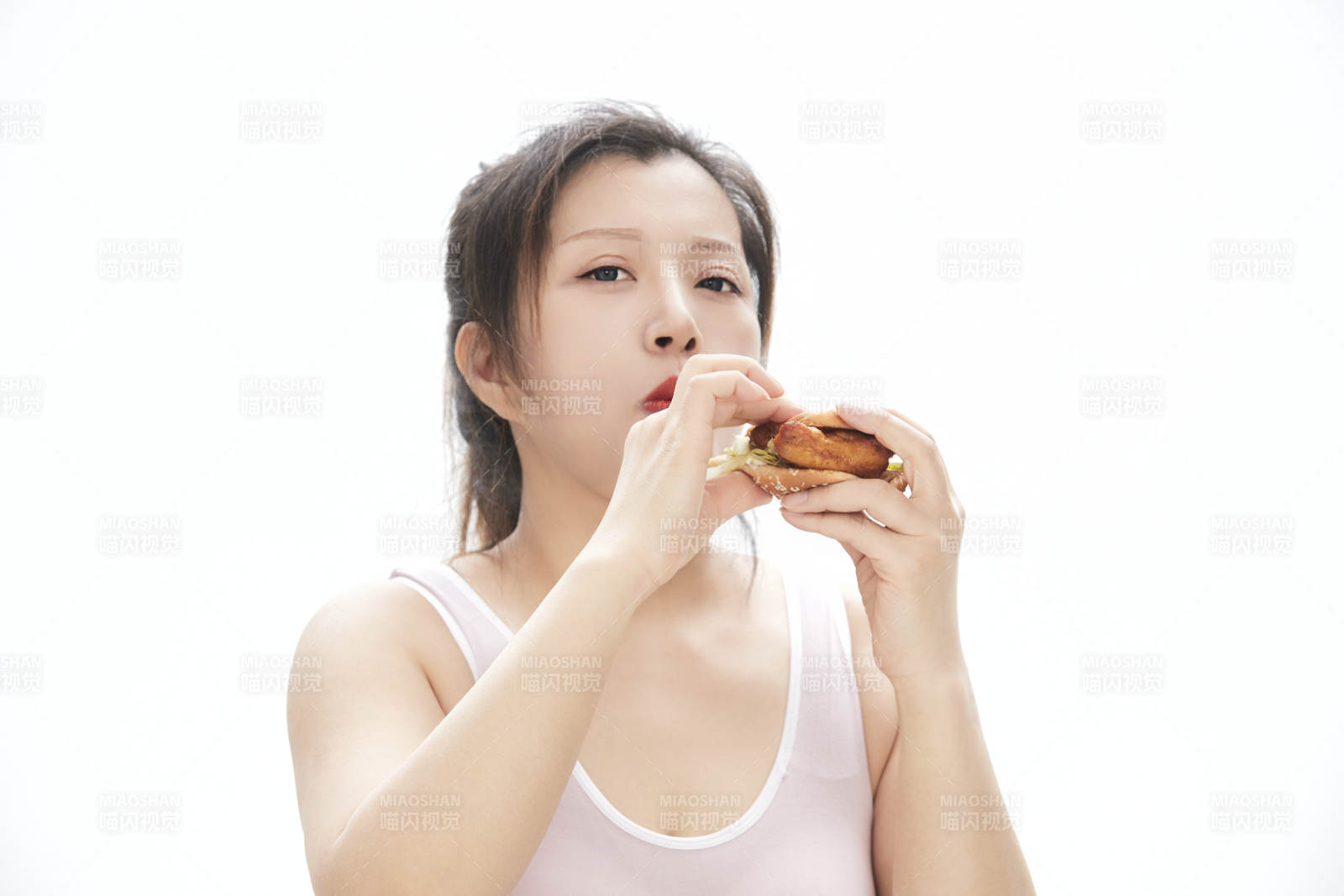 因暴饮暴食导致身材走样的亚洲女士