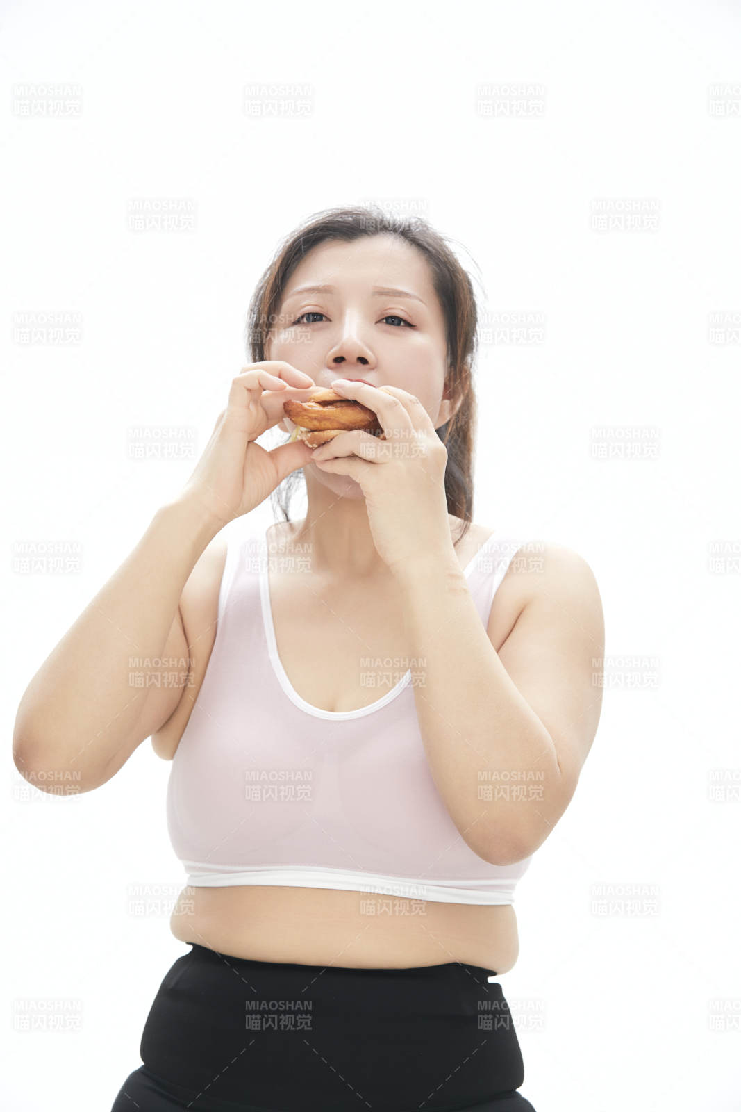 因暴饮暴食导致身材走样的亚洲女士