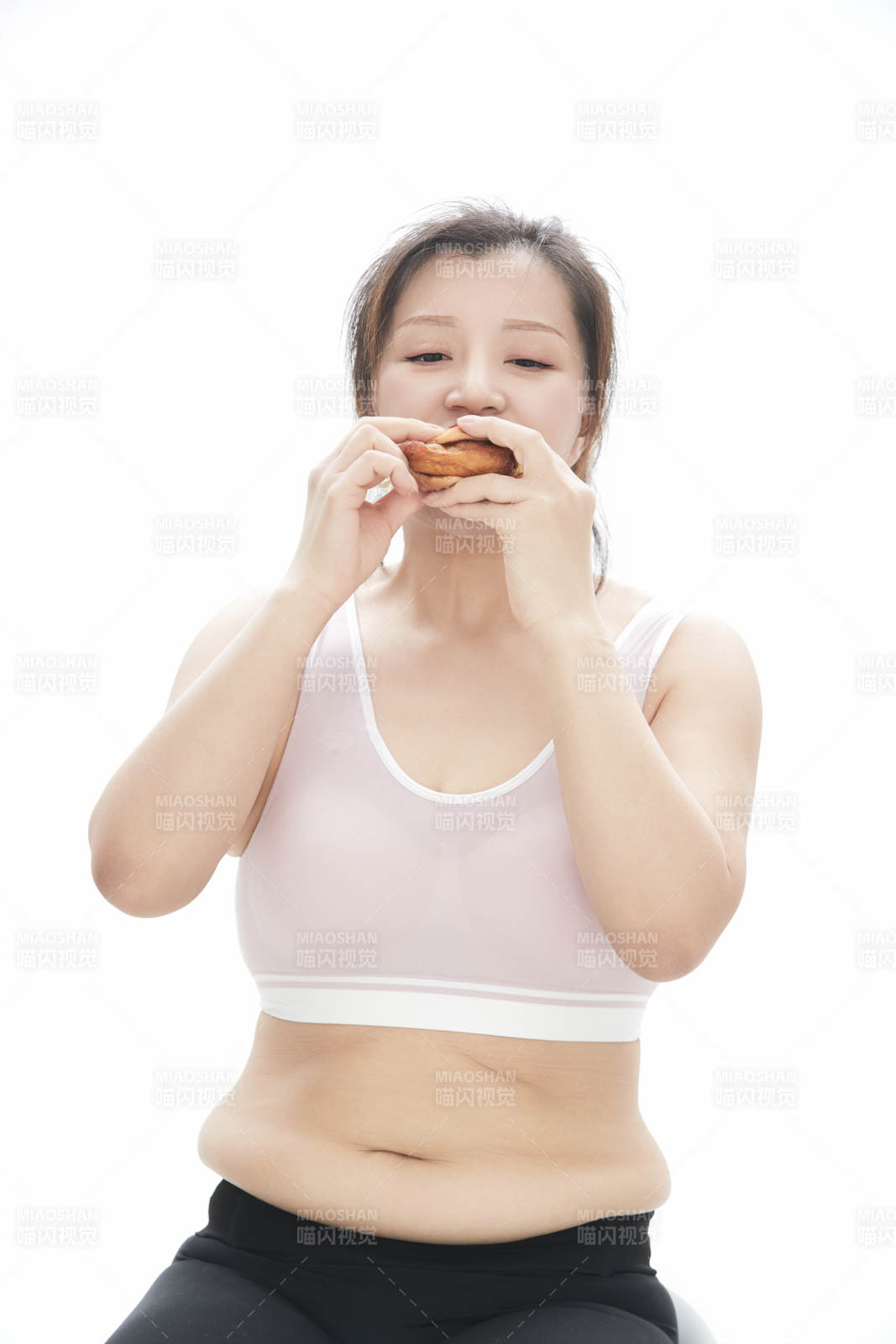 因暴饮暴食导致身材走样的亚洲女士