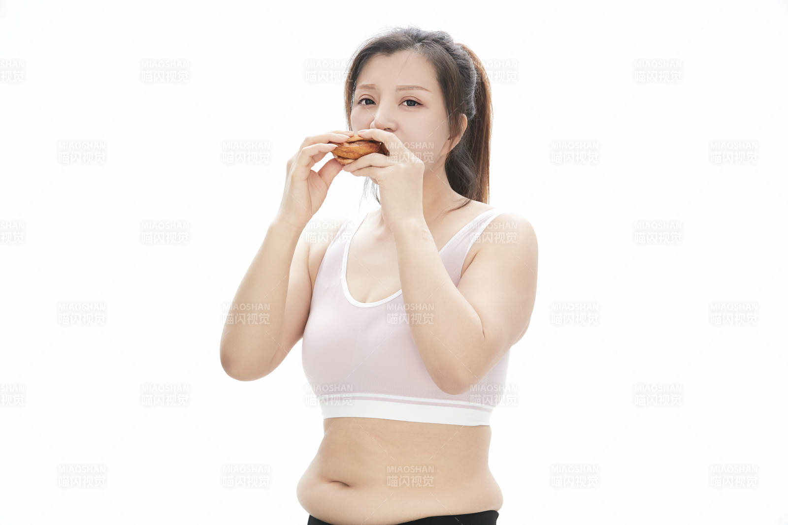 因暴飲暴食導(dǎo)致身材走樣的亞洲女士