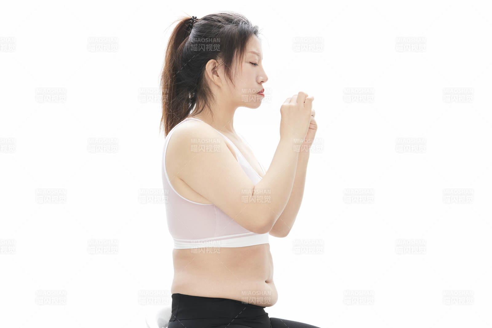 因暴饮暴食导致身材走样的亚洲女士