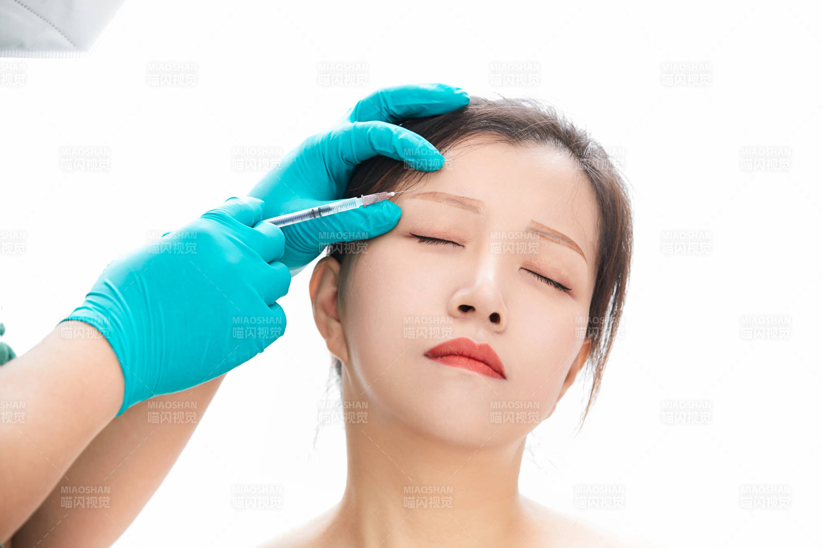 做面部注射整形的亚洲女士