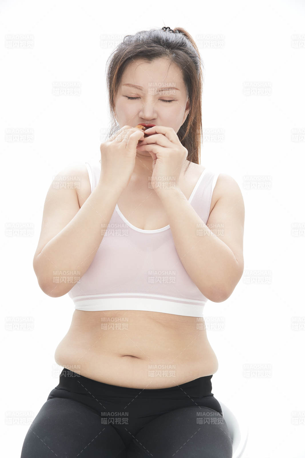 因暴饮暴食导致身材走样的亚洲女士