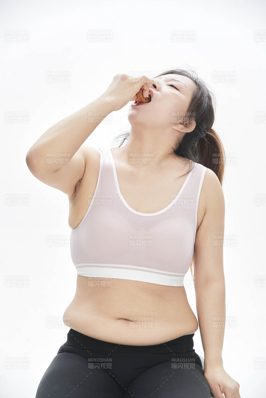 因暴饮暴食导致身材走样的亚洲女士