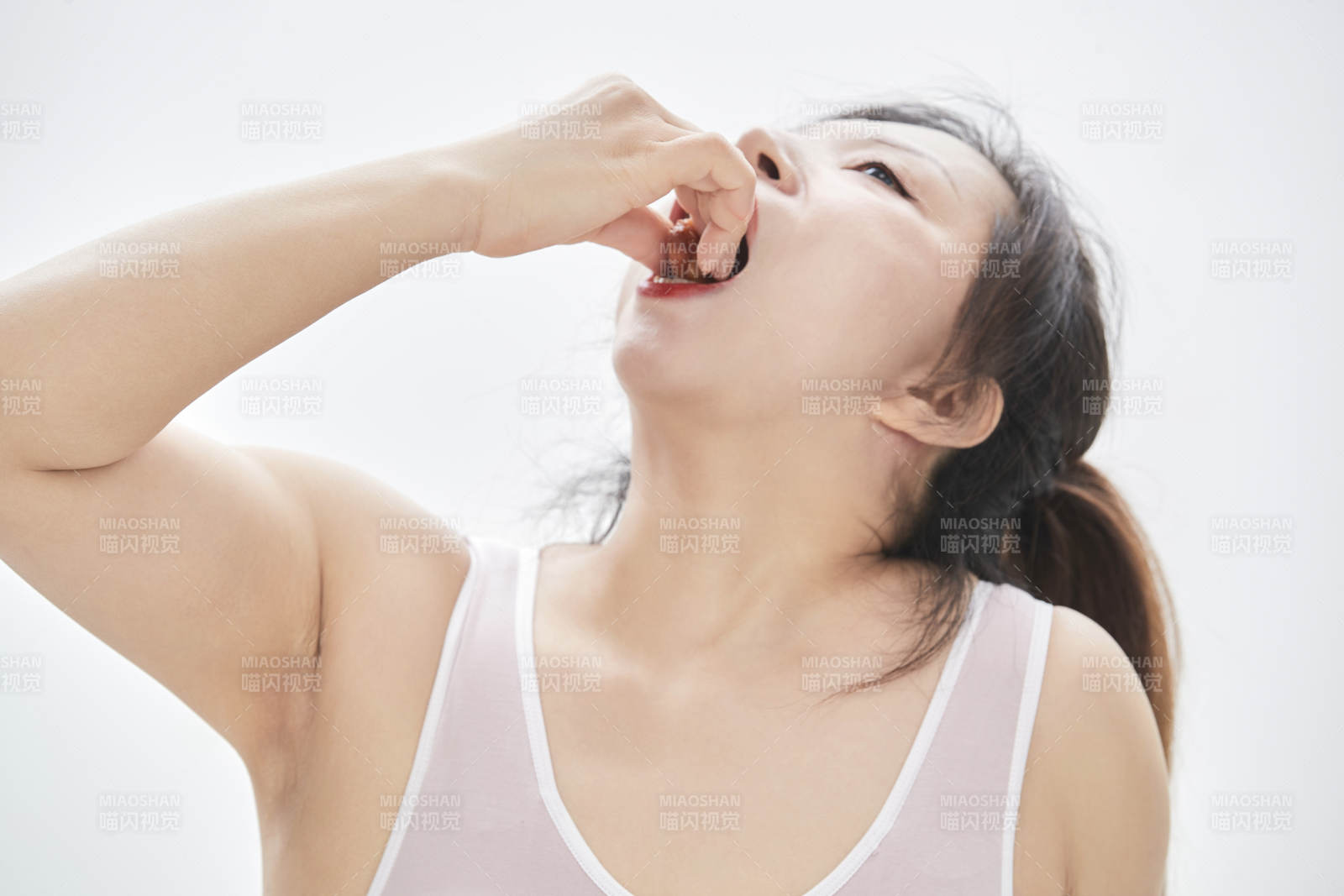 因暴饮暴食导致身材走样的亚洲女士