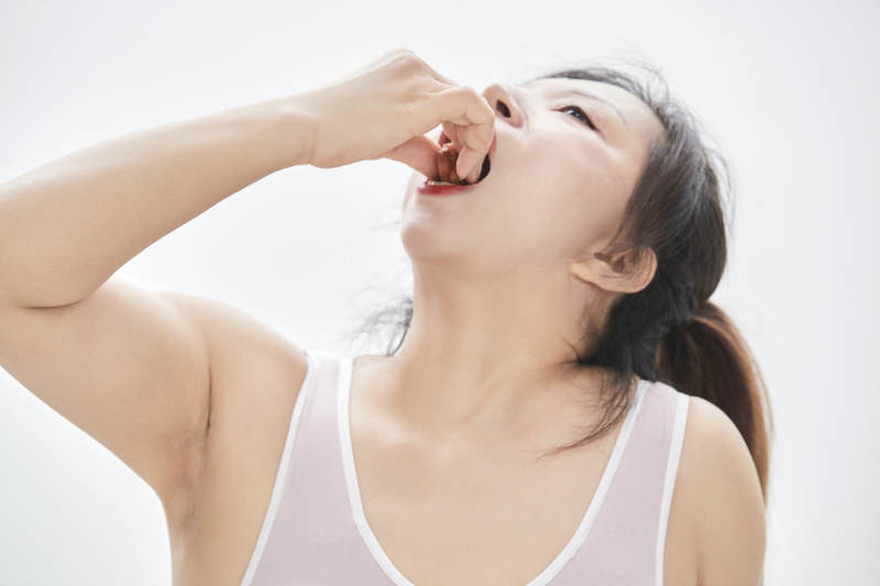 因暴饮暴食导致身材走样的亚洲女士