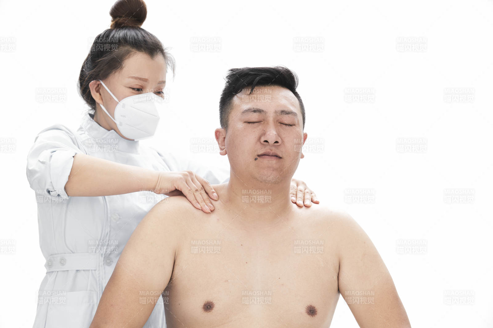 專業按摩師為男子進行身體按摩