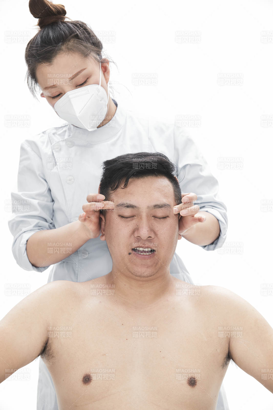 專業按摩師為男子進行身體按摩