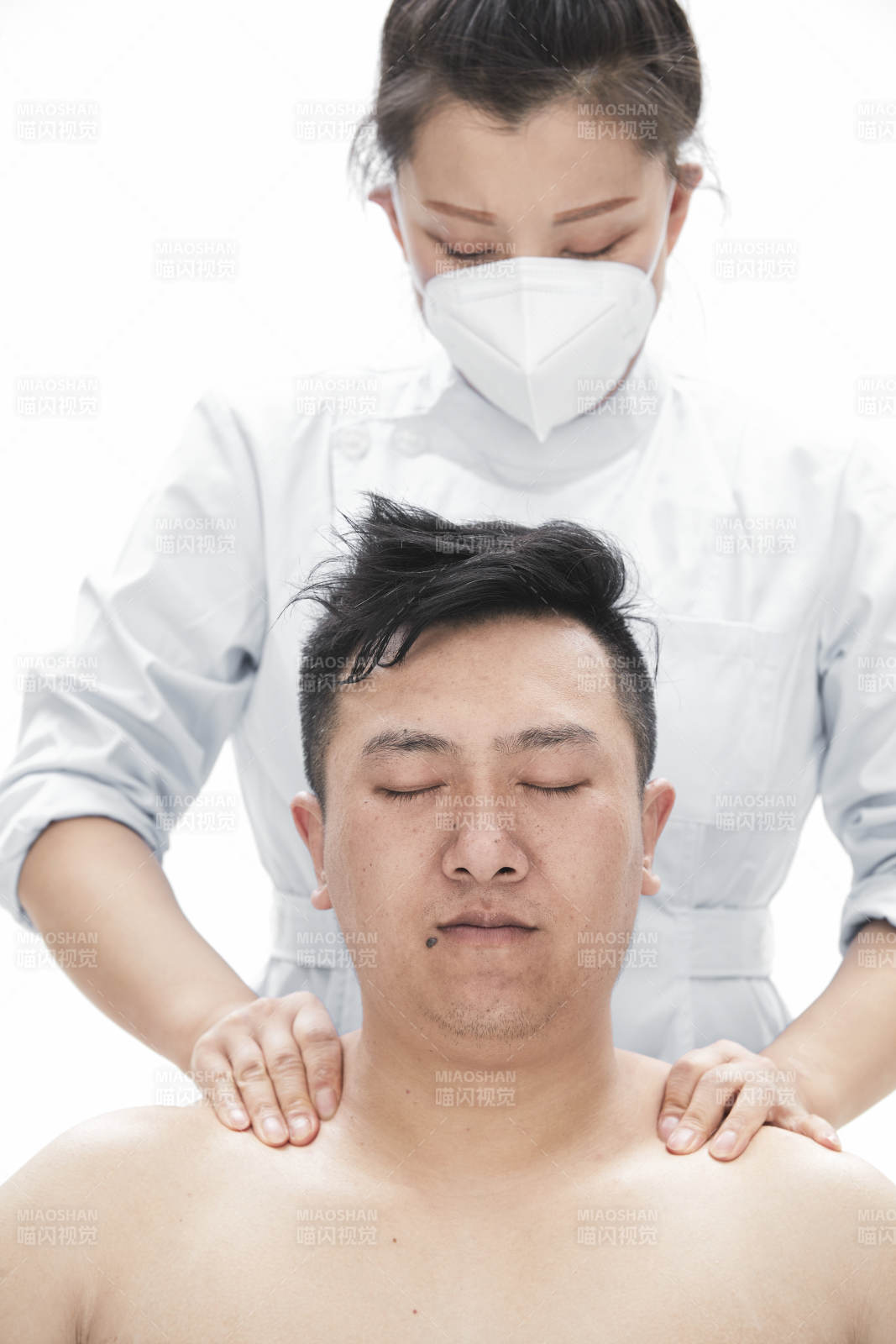 专业按摩师为男子进行身体按摩