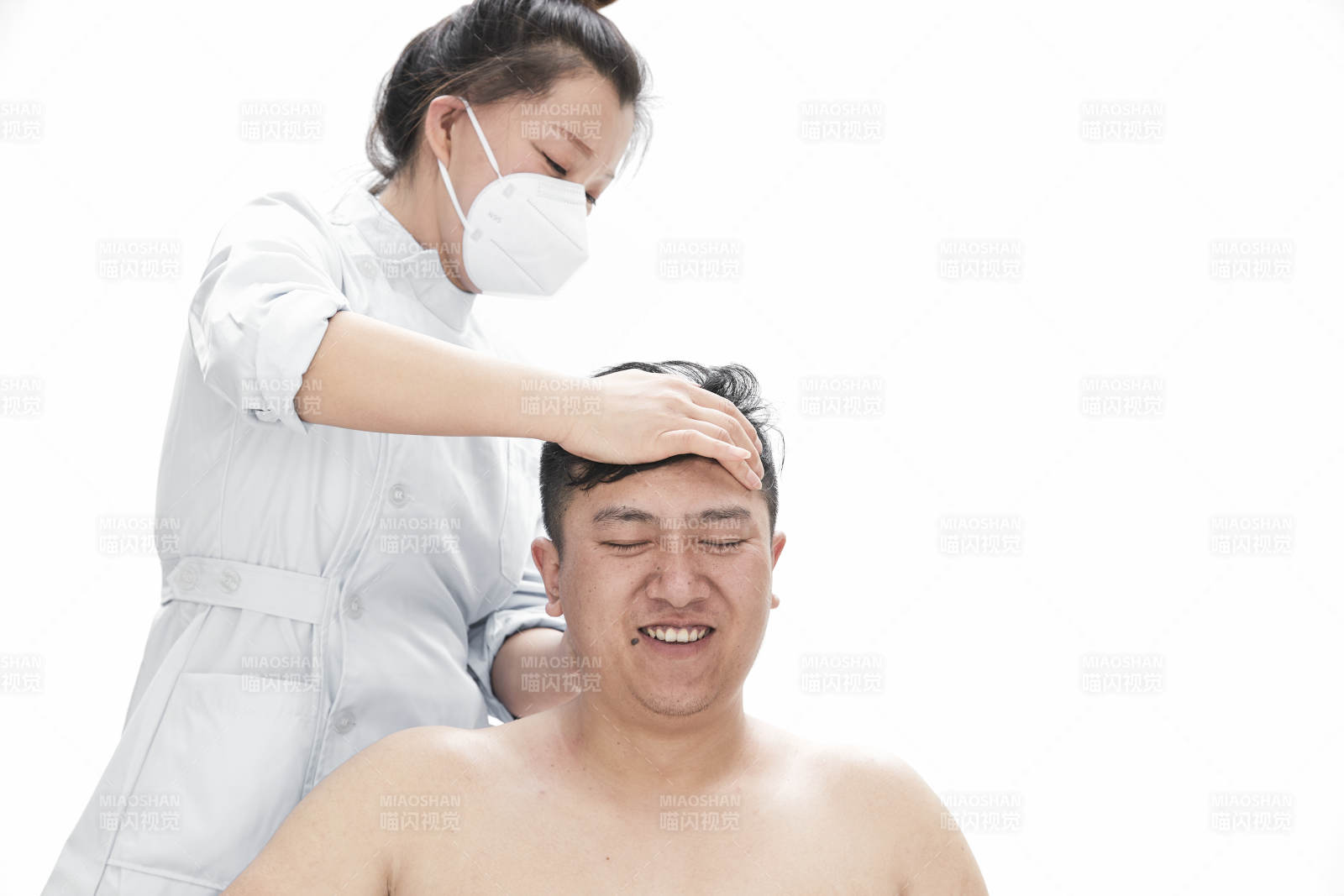 专业按摩师为男子进行身体按摩