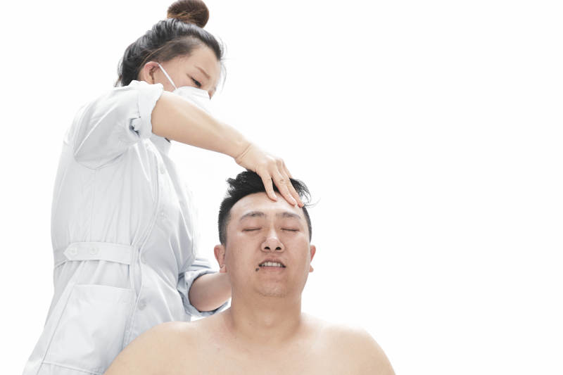 专业按摩师为男子进行身体按摩图片