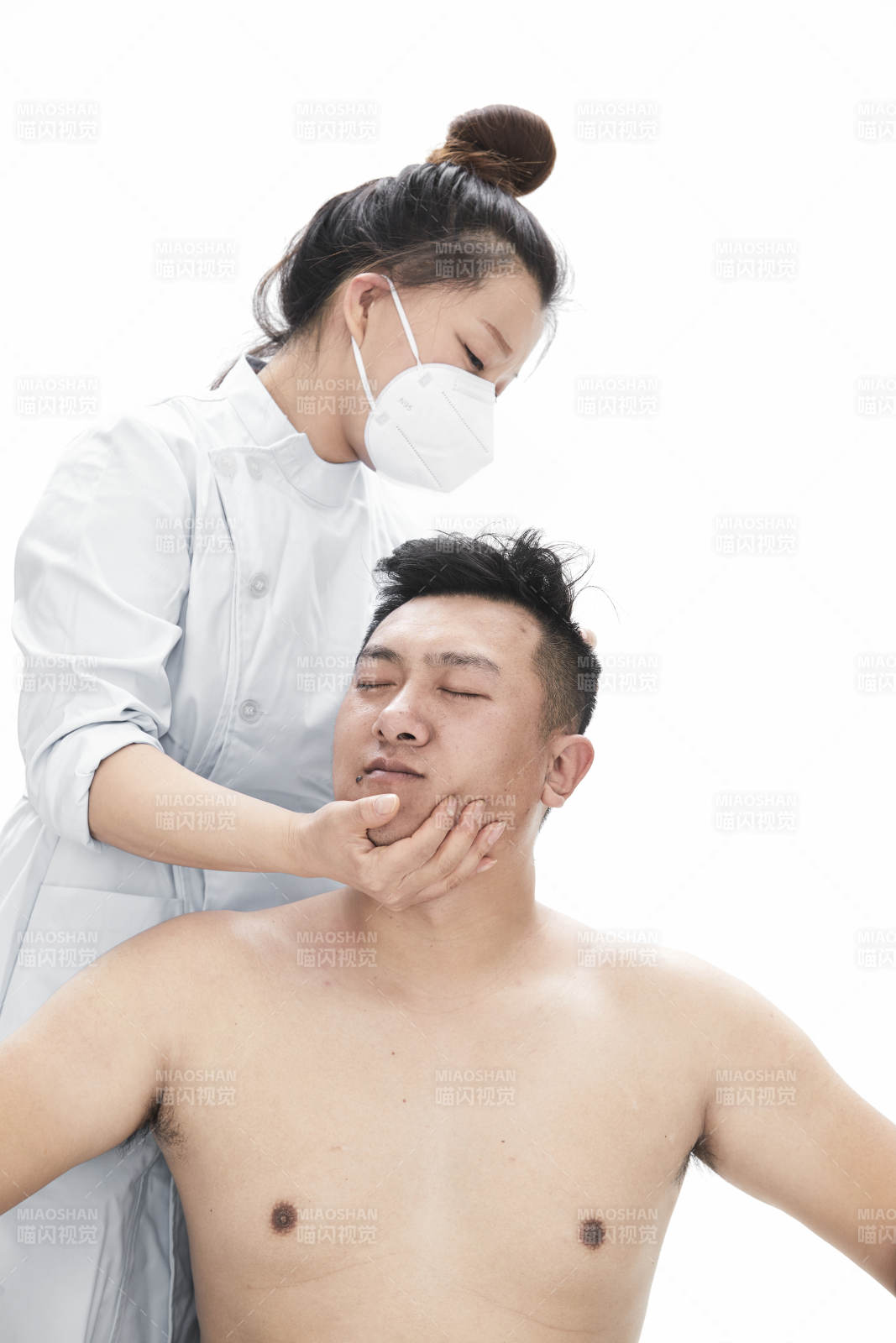 專業按摩師為男子進行身體按摩