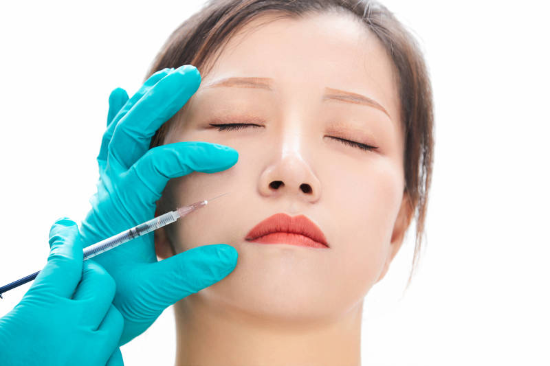 做面部注射整形的亚洲女士