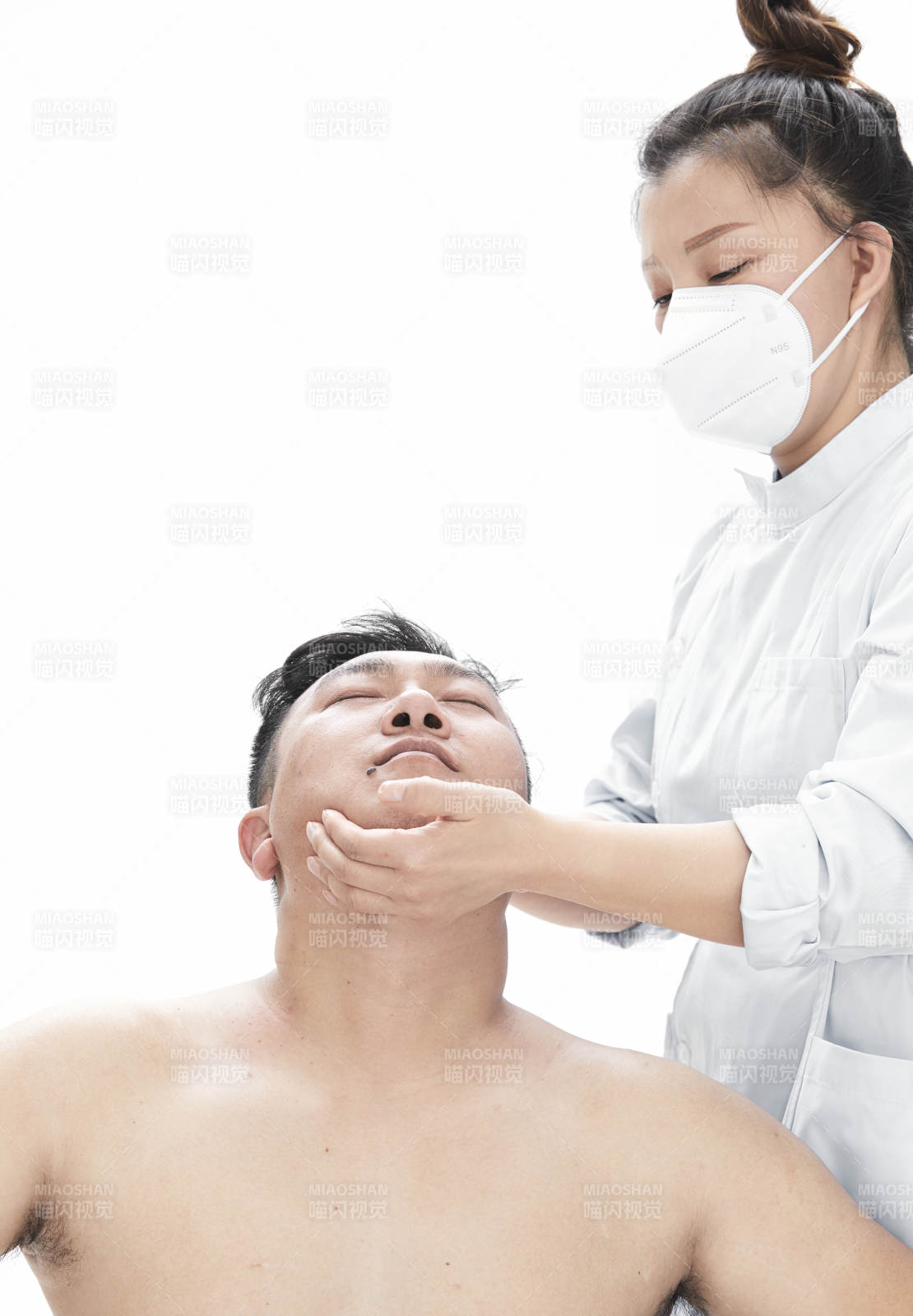 專業按摩師為男子進行身體按摩